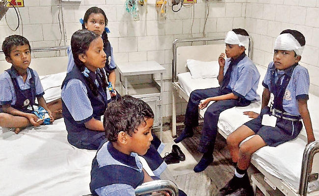 चान्हो में स्कूल बस और ट्रक में टक्कर, दर्जन भर बच्चे घायल