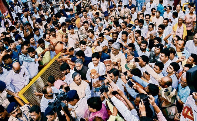 पटना पहुंचा पूर्व प्रधानमंत्री अटल बिहारी वाजपेयी का अस्थिकलश, 11 नदियों में होंगी प्रवाहित, आज जायेगा जिलों में