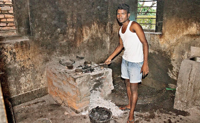बदहाल छात्रावास : निर्माण तो अंधाधुंध हुए, पर नहीं रखा गया गुणवत्ता का ख्याल