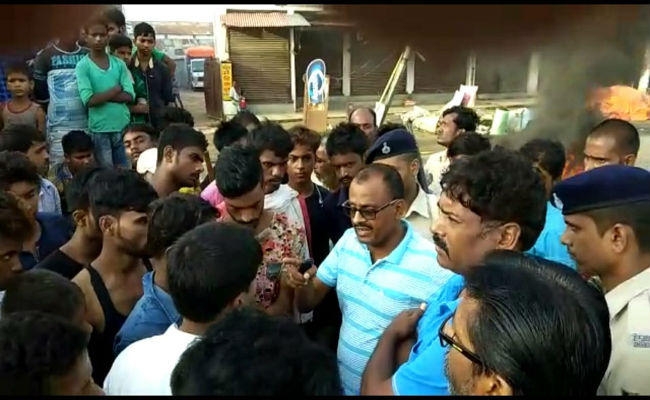नाच के दौरान दो पक्षों में जम कर मारपीट, गोलीबारी में एक घायल