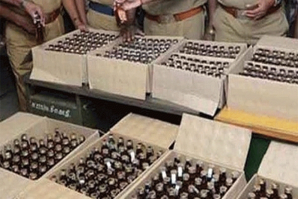 भारी मात्रा में शराब बरामद आठ आरोपी हुए गिरफ्तार, उपकरण भी जब्त