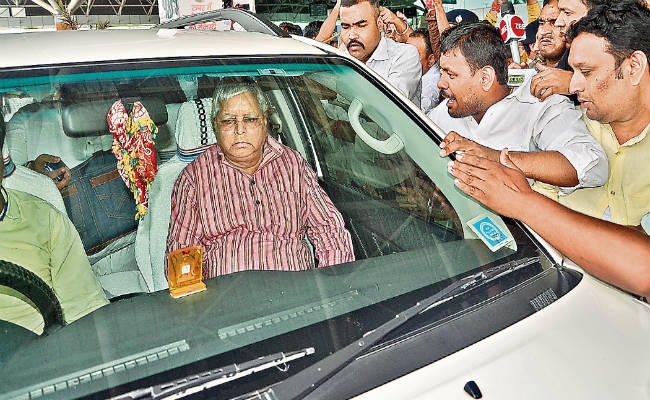 बिहार के पूर्व मुख्यमंत्री और राजद प्रमुख लालू प्रसाद रांची पहुंचे आज करेंगे सरेंडर