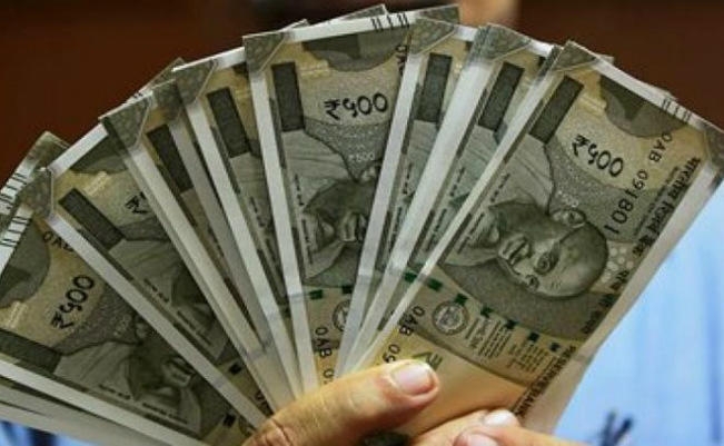 रुपया रिकार्ड निचले स्तर पर, डॉलर के मुकाबले 71 के स्तर पर पहुंचा