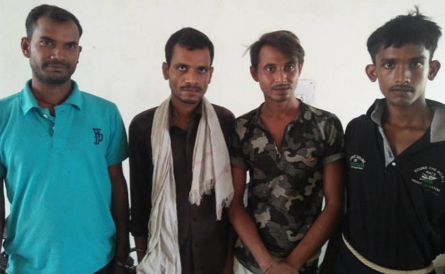 बरकट्ठा : अवैध कोयला लदे दो ट्रकों को पुलिस ने किया जब्त, ड्राइवर, खलासी गिरफ्तार
