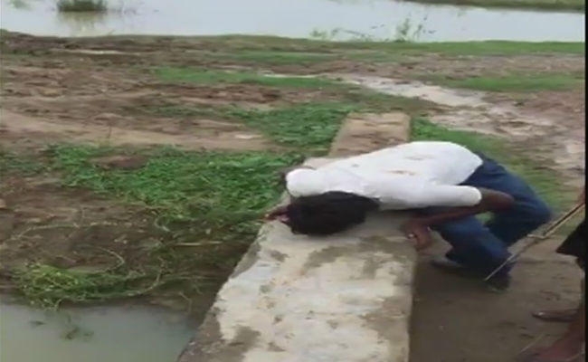मोबाइल चोरी के आरोप में पहले पिटाई, फिर थूक चटावाया…पैर छूकर माफी मांगने के लिए किया मजबूर