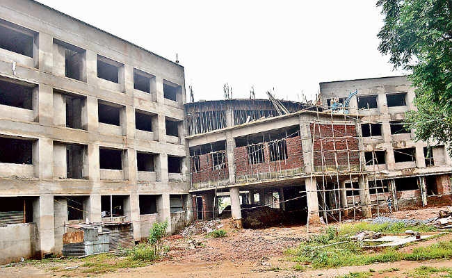 4000 करोड़ रुपये की 500 से अधिक विकास योजनाएं अधूरी मुख्यमंत्री आवास और सीएम सचिवालय के काम भी पूरे नहीं