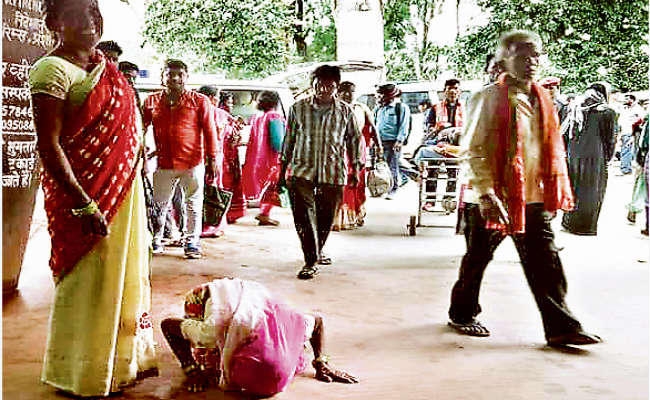 गंभीर रूप से बीमार महिला जब इलाज के बाद ठीक होकर लौटने लगी तो रिम्स के डॉक्टरों को कुछ इस तरह किया धन्यवाद