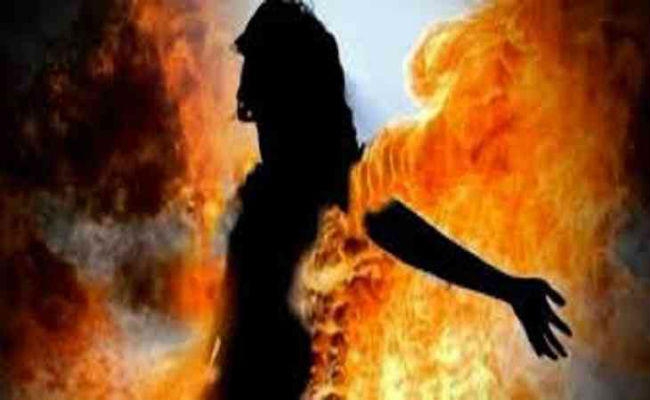 छेड़छाड़ का विरोध करने पर जलायी गयी छात्रा ने अस्पताल में दम तोड़ा