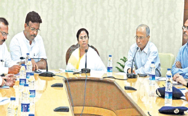 सीएम ने की उच्चस्तरीय समीक्षा बैठक : कोलकाता में भारी वाहनों के प्रवेश पर लगी रोक, सभी ब्रिजों और फ्लाइओवर की होगी जांच