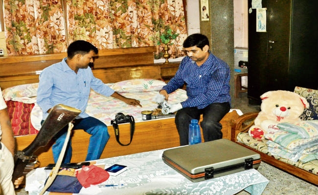 पूर्व चीफ इंजीनियर व पत्नी के हत्या मामले में नहीं मिला ठोस सुराग, अपनों पर भी शक