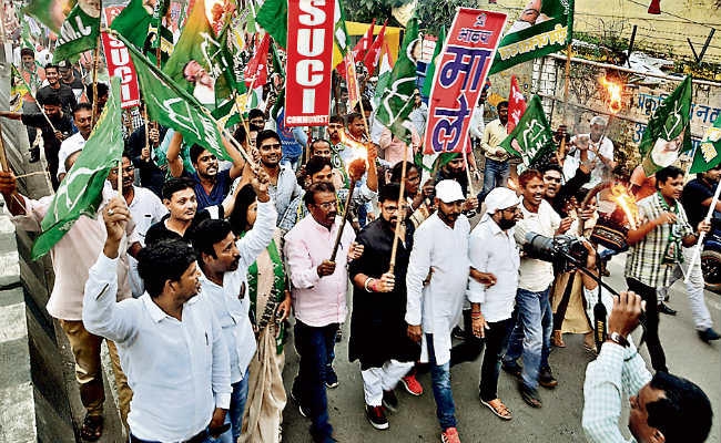भारत बंद की पूर्व संध्या पर सड़क पर उतर कर किया प्रदर्शन, पुतला फूंका , विपक्ष ने दिखायी ताकत, निकाला मशाल जुलूस