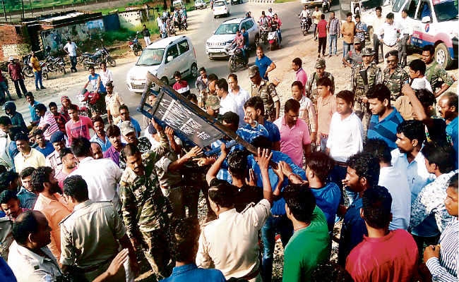मेसरा : बोर्ड उखाड़े जाने पर दो गुटों के बीच विवाद, पत्थरबाजी, बाल-बाल बचे थाना प्रभारी, मामला हुआ शांत