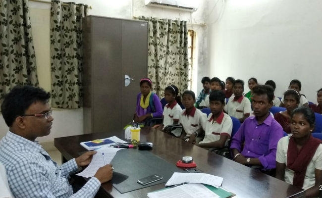गुमला में MDM का सच : 8 माह से बच्चों को नहीं मिला अंडा, कभी-कभी मिलती है सब्जी व दाल