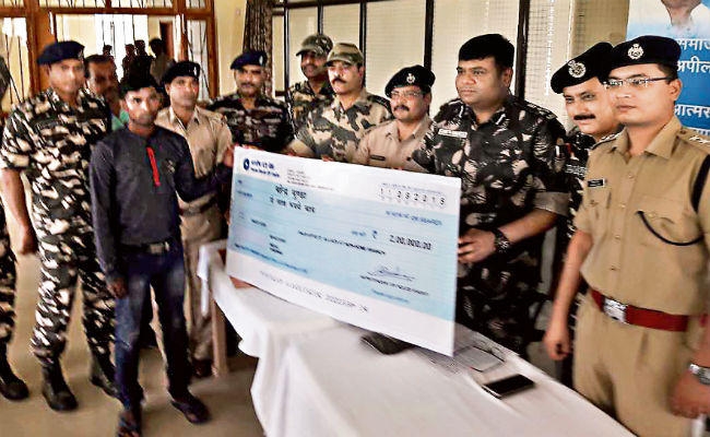खूंटी में दो लाख के इनामी माओवादी ने किया सरेंडर