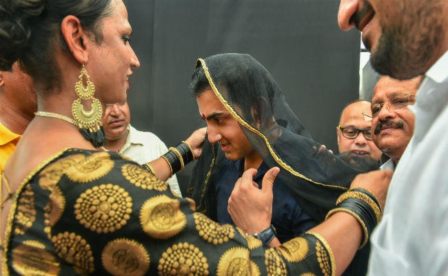 IN PICS: …जब माथे पर लाल बिंदी और सिर पर ओढनी डालकर कार्यक्रम में पहुंचे क्रिकेटर गौतम गंभीर