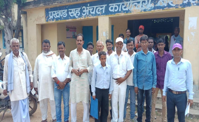 हजारीबाग : बरकट्ठा में ”प्रशासन आपके द्वार” का जनप्रतिनिधियों और ग्रामिणों ने किया विरोध, बताया खानापूर्ति