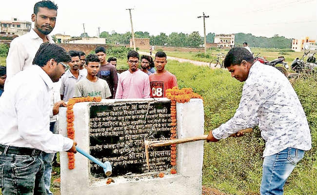 रातू : ….जब जनप्रतिनिधियों ने तोड़ा शिलापट्ट