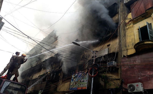 बागड़ी मार्केट अग्निकांड पर छाये साजिश के बादल, छुट्टी के दिन ही क्यों लगती है आग