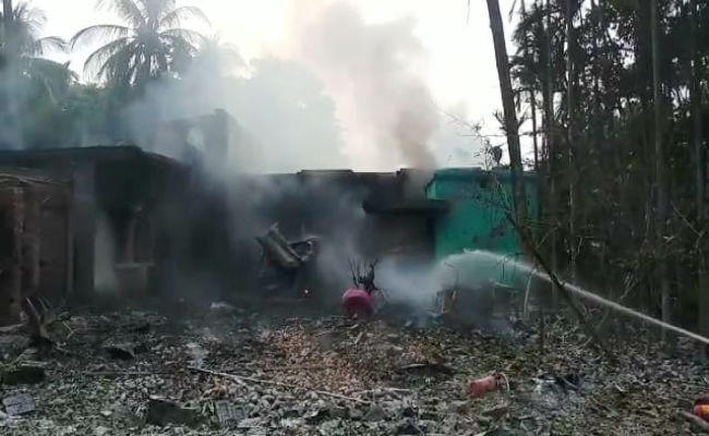 पश्चिम बंगाल : नदिया में अवैध पटाखे की दुकान में लगी आग, 2 की मौत