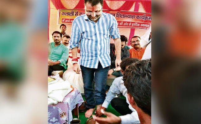 गोड्डा : ….जब हाइलेवल पुल के शिलान्यास की खुशी में भाजपा के पूर्व प्रखंड महामंत्री ने सांसद निशिकांत का पांव धो कर पीया