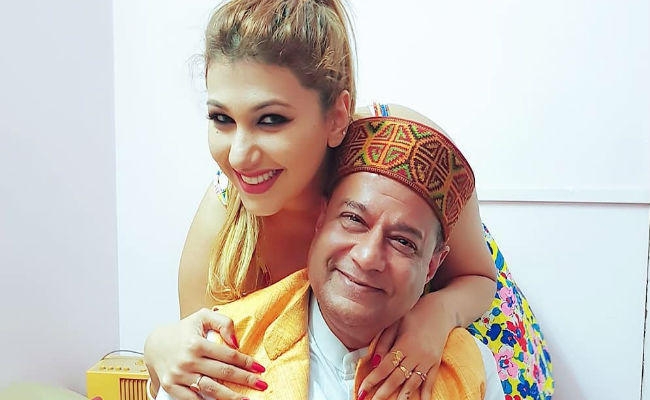 अनूप जलोटा ने 37 साल छोटी गर्लफ्रेंड संग ली एंट्री, बोले ट्रोलर- आओ Bigg Boss -12 के बाबा राम रहीम…