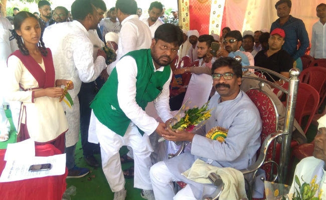 रघुवर सरकार पर बरसे हेमंत, कहा- अलग राज्य का विरोध करने वाले गद्दी पर बैठकर कर रहे हैं शोषण