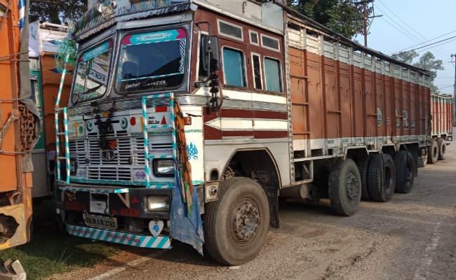 हजारीबाग : गोरहर में अवैध कोयला लदे दो ट्रकों को पुलिस ने किया जब्त