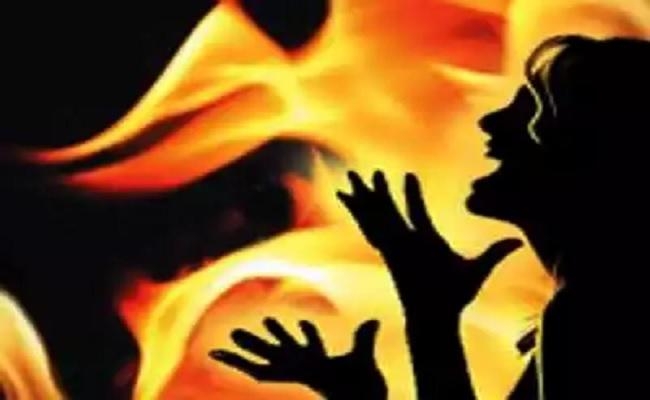 पति के अवैध संबंध का विरोध किया तो मिट्टी का तेल छिड़ककर जिंदा जला दिया