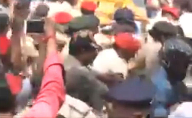 राजभवन मार्च के दौरान ”हम” कार्यकर्ताओं पर लाठीचार्ज, पुलिस ने दौड़ा-दौड़ाकर पीटा