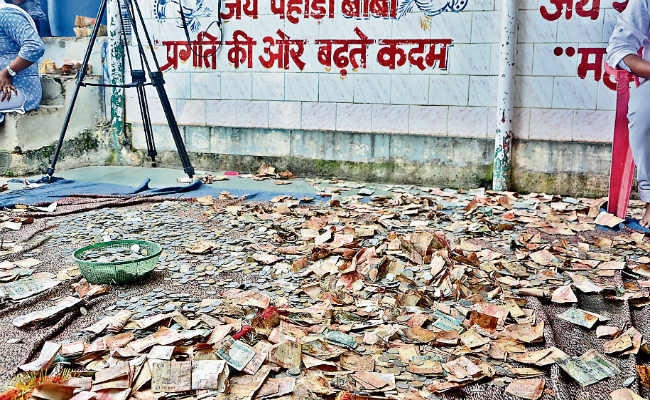 रांची : पहाड़ी मंदिर की चार दान पेटियां खुली, 4.49 लाख रुपये निकले, करीब दो लाख के नोट सड़े पाये गये, आज भी होगी गिनती