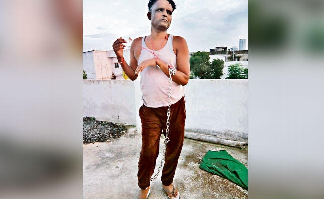पीड़ित युवक की बहन ने लगायी गुहार, कहा पारिवारिक विवाद में युवक को घरवालों ने जंजीर से बांध रखा है, पुलिस मुक्त कराये