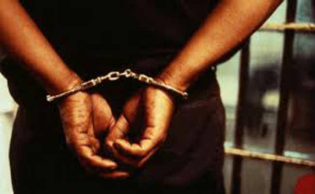 हत्यारोपितों से मिलने जा रहे दो युवक पकड़ाये, रिखिया पुलिस ने जेल के सामने दबोचा