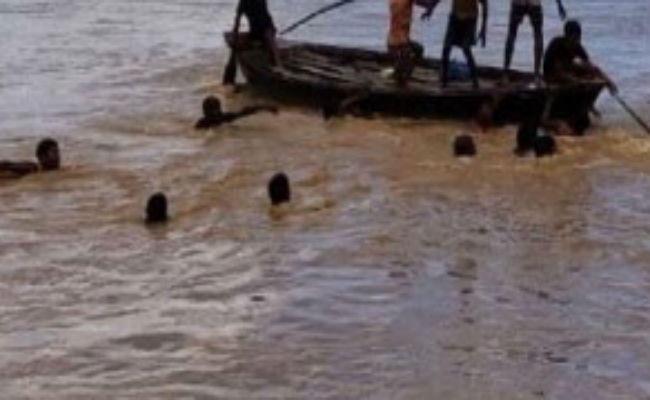 महानंदा नदी में नाव पलटी, 5 की मौत, दर्जनों लापता