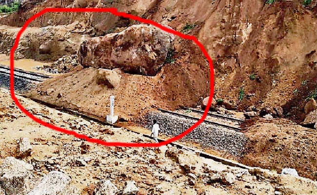 हंसडीहा-पोड़ैयाहाट रेलमार्ग पर फिर लैंड स्लाइड, रेल का परिचालन ठप