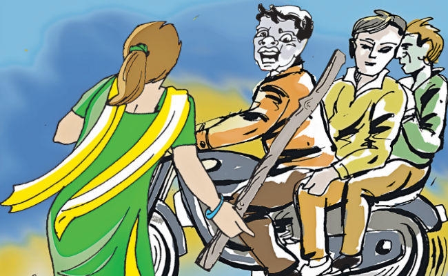 ….जब मोटरसाइकिल पर बैठे एक लड़के ने आवाज दी- अकेले कहां जा रही हो, कहो तो हम छोड़ दें, फिर दिखा मनु का दुर्गा रूप