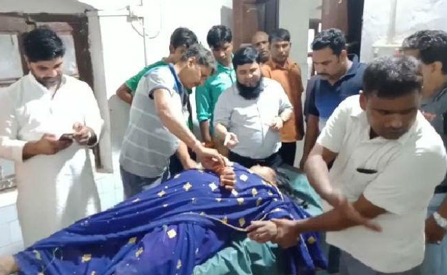 सड़क के किनारे संदिग्ध हालात में मिली युवती, पीएचसी में भरती