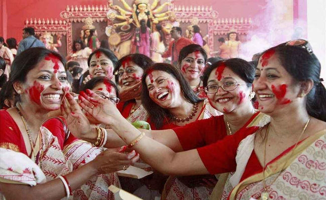 सिंदूर खेला के साथ मां दुर्गा को दी विदाई