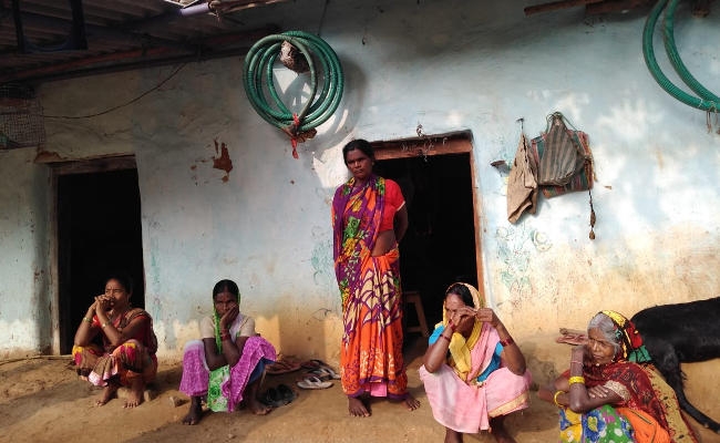 VIDEO : गुमला के गांव में हो रहा शहीद के पार्थिव देह का इंतजार, पिता बोले : ब्लॉक में लगे बेटे की प्रतिमा