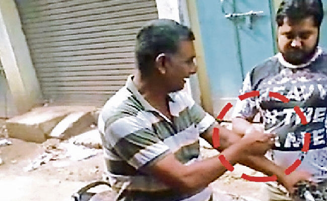 गया : बालू माफिया से पैसे लेने के मामले में ओपी प्रभारी सस्पेंड, घूस लेते वायरल हुआ वीडियो