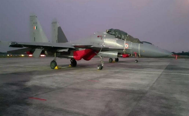 भारतीय वायुसेना ने सुखोई-30 और हॉक 132 फाइटर प्लेन से किया युद्धाभ्यास