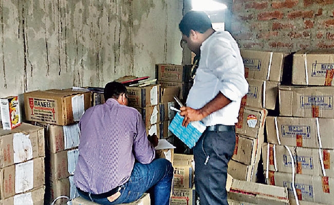 रांची : कमड़े में एक घर में छापा, लाखों रुपये की होमियोपैथिक दवाएं जब्त