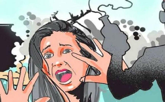 रामपुरहाट में सो रही युवती पर फेंका एसिड