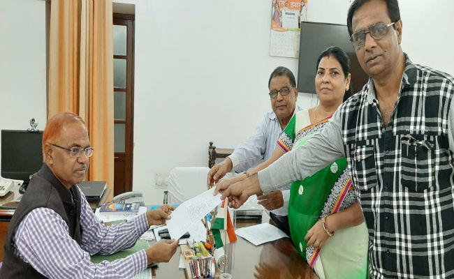दक्षिणी छोटानागपुर के आयुक्त से मिला हिंदी साहित्यकारों का प्रतिनिधि मंडल, मांग पात्र सौंपा