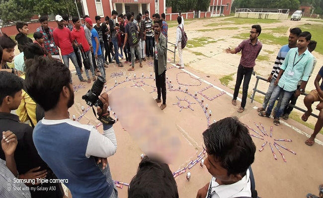 प्रेमिका को प्रपोज करने के लिए प्रेमी ने चॉकलेट व बिस्कुट से सजाया था मंच और फिर…