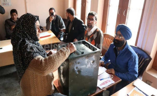 जम्मू कश्मीरः विशेष दर्जा हटाए जाने के बाद पहली बार हुआ बीडीसी चुनाव, इतने ब्लॉक जीत पायी BJP