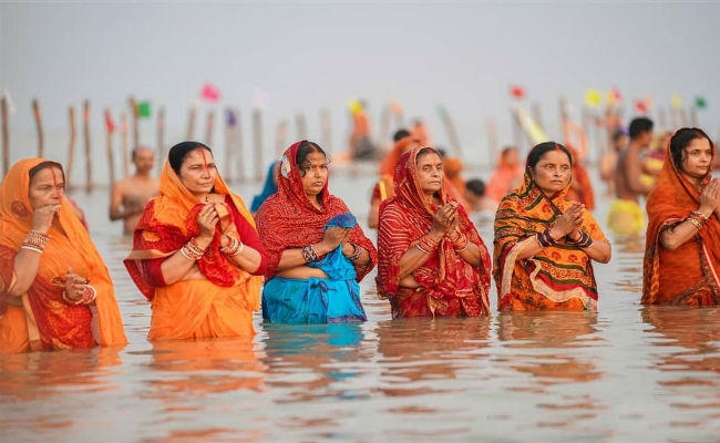 उगते सूर्य को अर्घ्य देकर संपन्न हुआ महापर्व छठ