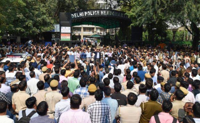 11 घंटे का विरोध, शिकायत निपटारे के आश्वासन के बाद दिल्ली पुलिस ने खत्म किया प्रदर्शन