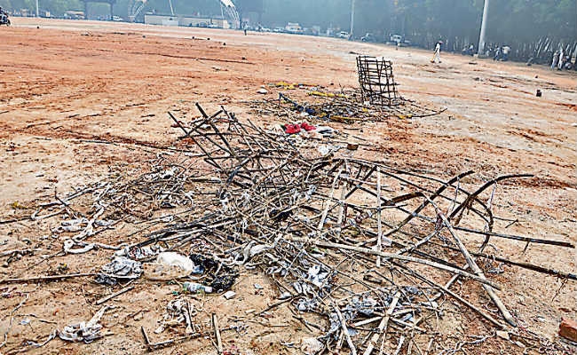 रांची : 27 दिन पहले हुआ रावण दहन, अब तक मोरहाबादी मैदान में पड़े हैं अवशेष