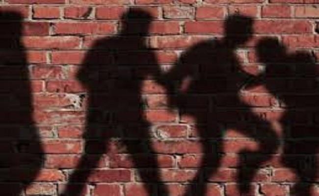 महिला के बीच हुए विवाद में युवक को पहले लाठी-डंडे से जमकर पीटा, फिर काट दी जीभ