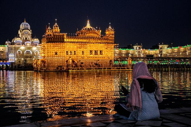 550th birth anniversary of Guru Nanak Dev Ji: अमृतसर के गोल्डन टेंपल को कुछ यूं सजाया गया